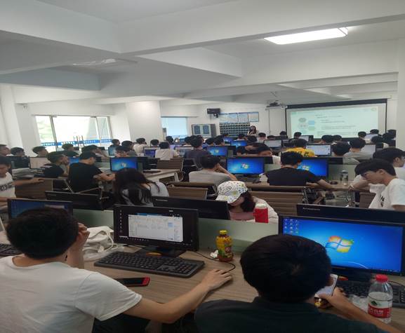 说明: E:\工作\william威廉英国官网\教学管理资料\院系工作资料\2018微三云小程序培训\小程序培训照片\247.jpg