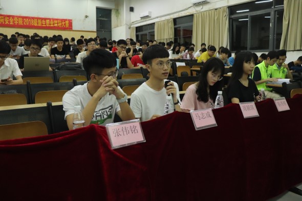 评委对同学进行点评.jpg